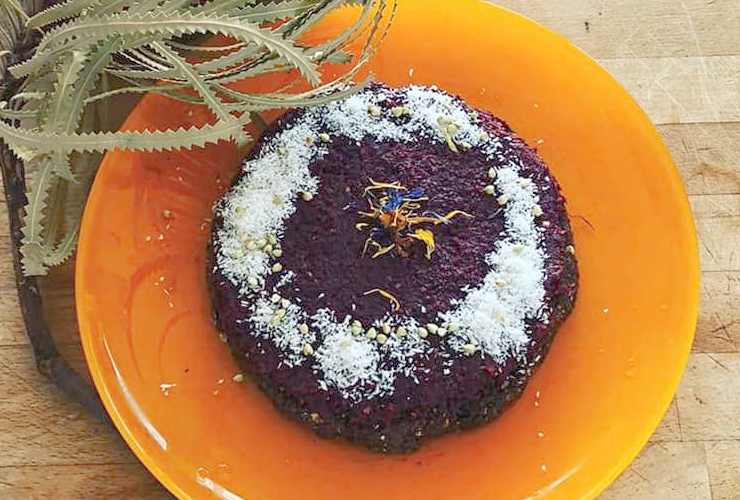 Torta raw con barbabietola rossa