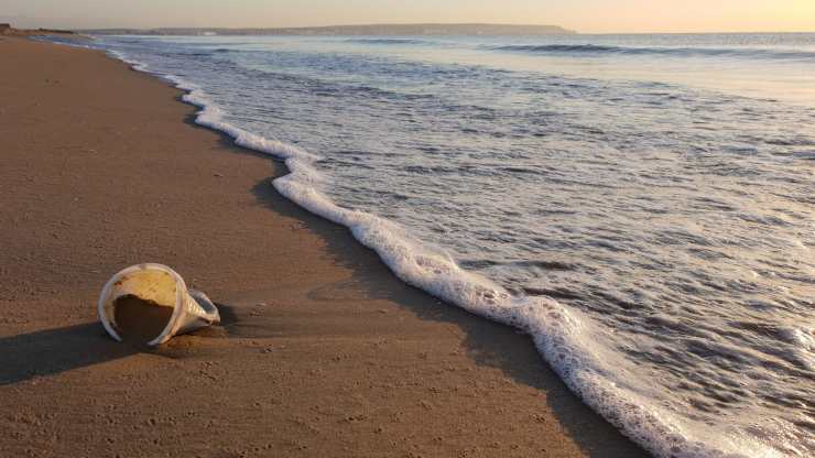 rifiuti plastica spiaggia