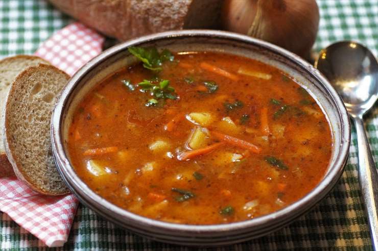 Zuppa con gambi e foglie di cavolfiore