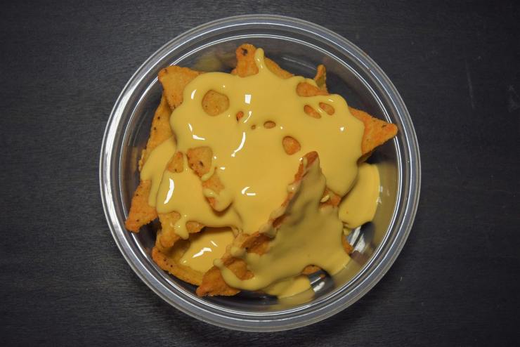 La salsa formaggiosa è ottima sulle nachos