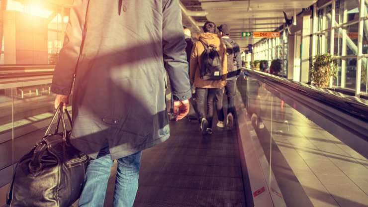 Viaggiatori in aeroporto 