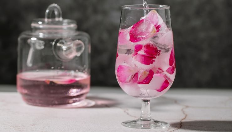 L'acqua di rose lenisce la pelle