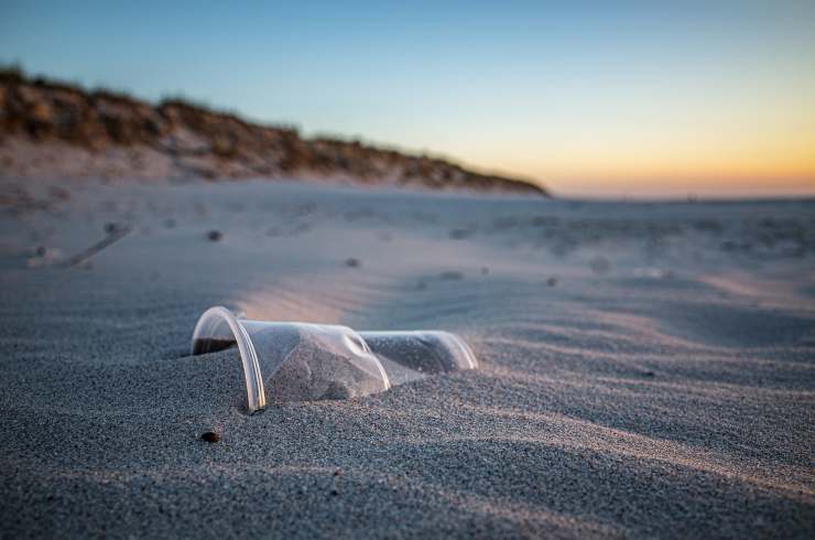 spiaggia plastica rifiuto