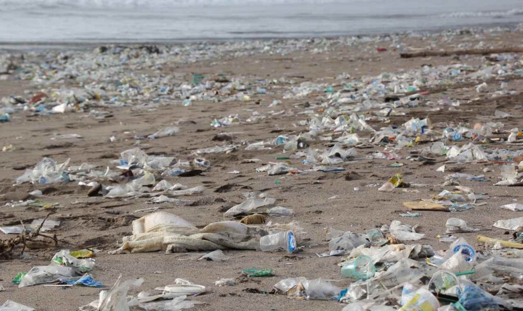 rifiuti plastica spiaggia