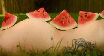 Le contadine si tolgono i vestiti: tutte nude per coltivare la terra