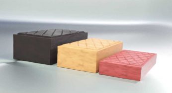 Mattoni di plastica, sono più duri del cemento: geniale idea della donna kenyana