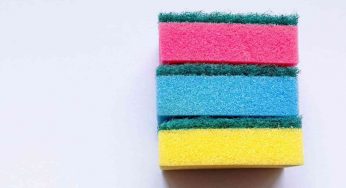 Usi la spugnetta per lavare i piatti? Gettala via subito e non comprarla più